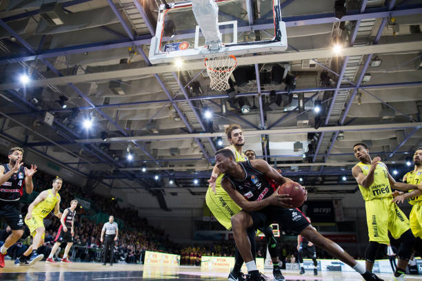 不慎被肘到 不慎被肘到